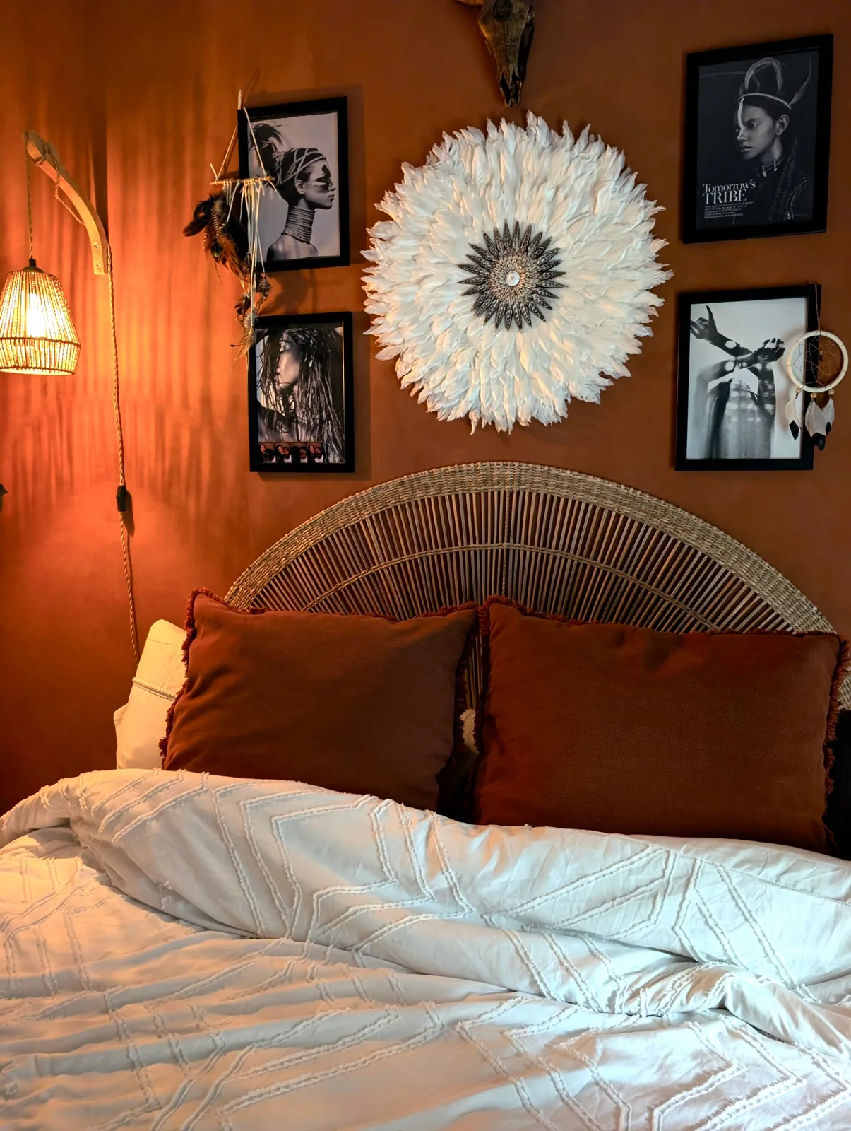 Juju Hat blanc Aura Bali installé dans une chambre avec mur terracotta et décoration bohème