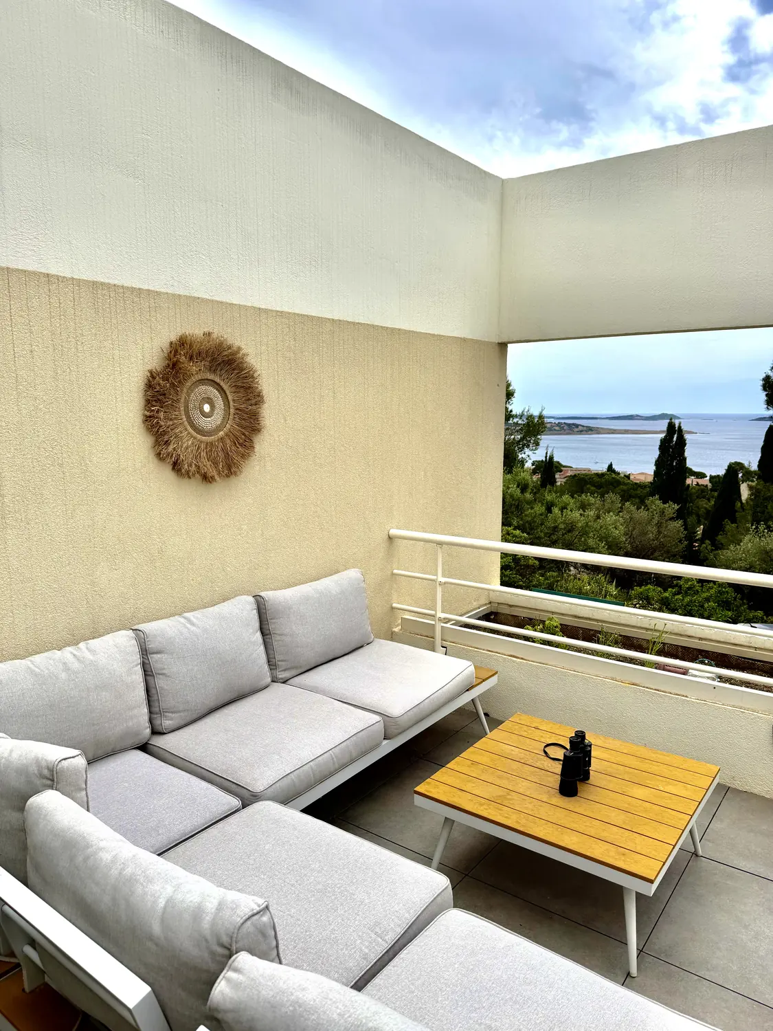 Juju Hat naturel Aura Bali installé sur une terrasse avec vue mer